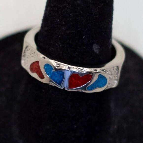 Size 7, Vintage Abstract Blue & Red Hearts Silver Tone Band Ring - T22 - Picture 1 of 3
